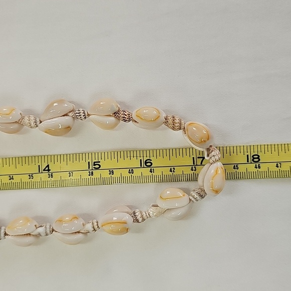 Vtg Puka Shell Cream Beaded Necklace - Picture 4 of 4